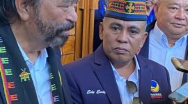 Ketua Umum Partai NasDem, Surya Paloh (kiri) disamping langsung Ketua DPW NasDem NTT, Edistasius Endi (kanan) pada Rapat Kerja Wilayah (Rakerwil) Partai NasDem Nusa Tenggara Timur (NTT) yang berlangsung di Golo Mori, Labuan Bajo, Kamis (8/5/2025).
