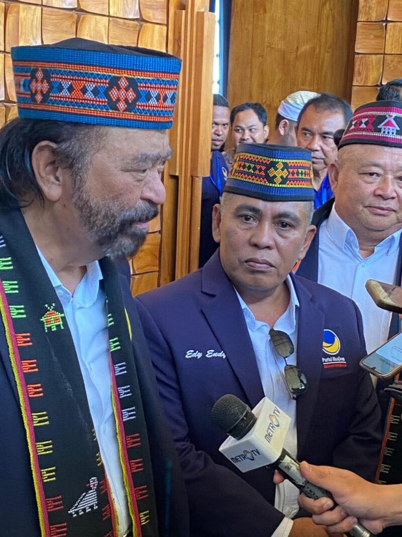 Ketua Umum Partai NasDem, Surya Paloh (kiri) disamping langsung Ketua DPW NasDem NTT, Edistasius Endi (kanan) pada Rapat Kerja Wilayah (Rakerwil) Partai NasDem Nusa Tenggara Timur (NTT) yang berlangsung di Golo Mori, Labuan Bajo, Kamis (8/5/2025).
