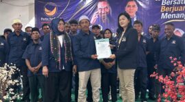 Ketua DPD Partai NasDem Manggarai Barat, Yopi Widyanti, memimpin langsung prosesi pelantikan didampingi Sekretaris DPD, Andy Rizky Nur Cahya.