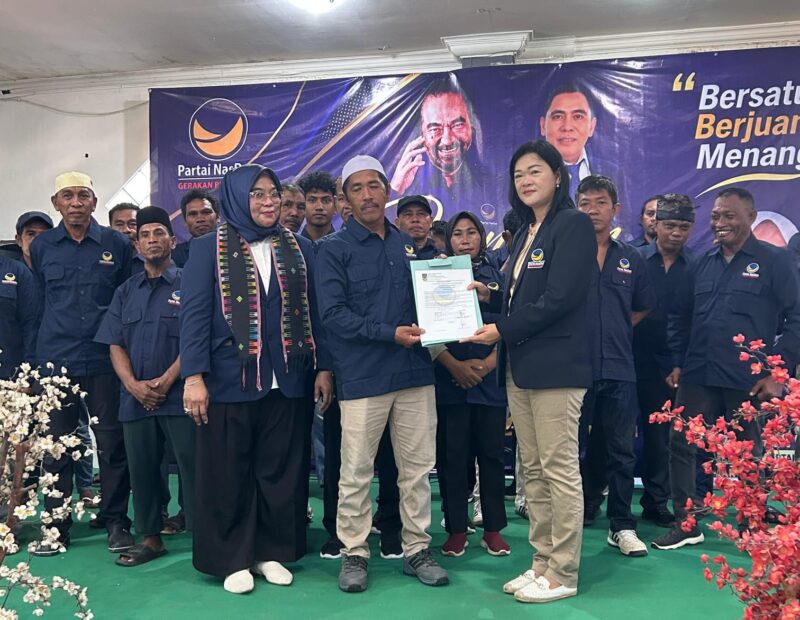 Ketua DPD Partai NasDem Manggarai Barat, Yopi Widyanti, memimpin langsung prosesi pelantikan didampingi Sekretaris DPD, Andy Rizky Nur Cahya.