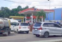 Suasana di SPBU Sernaru, Kelurahan Wae Kelambu, antrean panjang menjadi pemandangan yang tak terelakkan. Warga harus menghabiskan waktu berjam-jam demi mendapatkan BBM jenis solar, pertamax dan pertalite, Senin (4/5/2026). Foto Rino/GBRNews.id
