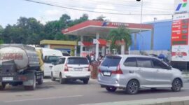 Suasana di SPBU Sernaru, Kelurahan Wae Kelambu, antrean panjang menjadi pemandangan yang tak terelakkan. Warga harus menghabiskan waktu berjam-jam demi mendapatkan BBM jenis solar, pertamax dan pertalite, Senin (4/5/2026). Foto Rino/GBRNews.id
