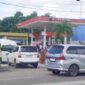 Suasana di SPBU Sernaru, Kelurahan Wae Kelambu, antrean panjang menjadi pemandangan yang tak terelakkan. Warga harus menghabiskan waktu berjam-jam demi mendapatkan BBM jenis solar, pertamax dan pertalite, Senin (4/5/2026). Foto Rino/GBRNews.id
