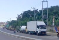 Suasana di SPBU Sernaru, Kelurahan Wae Kelambu, antrean panjang menjadi pemandangan yang tak terelakkan. Warga harus menghabiskan waktu berjam-jam demi mendapatkan BBM jenis solar, pertamax dan pertalite, Senin (4/5/2026). Foto Rino/GBRNews.id