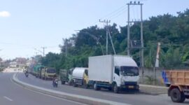 Suasana di SPBU Sernaru, Kelurahan Wae Kelambu, antrean panjang menjadi pemandangan yang tak terelakkan. Warga harus menghabiskan waktu berjam-jam demi mendapatkan BBM jenis solar, pertamax dan pertalite, Senin (4/5/2026). Foto Rino/GBRNews.id