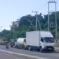 Suasana di SPBU Sernaru, Kelurahan Wae Kelambu, antrean panjang menjadi pemandangan yang tak terelakkan. Warga harus menghabiskan waktu berjam-jam demi mendapatkan BBM jenis solar, pertamax dan pertalite, Senin (4/5/2026). Foto Rino/GBRNews.id