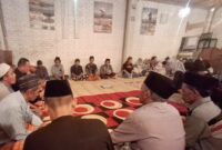 Suasana Tahlilan di mes karyawan tempat hiburan malam (THM) Le Dupar di Gorontalo, Kecamatan Komodo, Kabupaten Manggarai Barat, NTT, Selasa (5/5/2026) malam. 