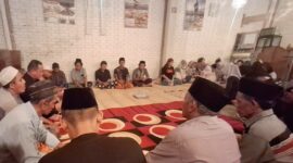 Suasana Tahlilan di mes karyawan tempat hiburan malam (THM) Le Dupar di Gorontalo, Kecamatan Komodo, Kabupaten Manggarai Barat, NTT, Selasa (5/5/2026) malam. 