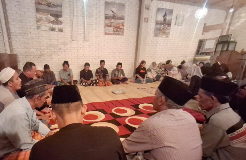 Suasana Tahlilan di mes karyawan tempat hiburan malam (THM) Le Dupar di Gorontalo, Kecamatan Komodo, Kabupaten Manggarai Barat, NTT, Selasa (5/5/2026) malam. 