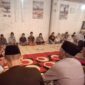 Suasana Tahlilan di mes karyawan tempat hiburan malam (THM) Le Dupar di Gorontalo, Kecamatan Komodo, Kabupaten Manggarai Barat, NTT, Selasa (5/5/2026) malam. 