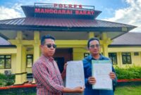 Kuasa Hukum, Yance Thobias Messakh, S.H (kiri) saat mendampingi Kepala Desa Golo Mori, Samaila (kanan) di Mapolres Manggarai Barat, Sabtu (9/5/2026) sore. [Foto Rino/GBRNews.id]