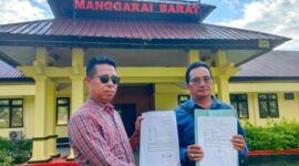 Kuasa Hukum, Yance Thobias Messakh, S.H (kiri) saat mendampingi Kepala Desa Golo Mori, Samaila (kanan) di Mapolres Manggarai Barat, Sabtu (9/5/2026) sore. [Foto Rino/GBRNews.id]