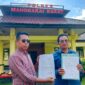 Kuasa Hukum, Yance Thobias Messakh, S.H (kiri) saat mendampingi Kepala Desa Golo Mori, Samaila (kanan) di Mapolres Manggarai Barat, Sabtu (9/5/2026) sore. [Foto Rino/GBRNews.id]