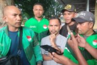 Donatus Darso (tengah) saat memberikan keterangan kepada awak media usai melaporkan dugaan penganiayaan yang dialaminya di Mapolres Manggarai Barat, Senin (13/4/2026). Foto: Rino/GBRNews.id