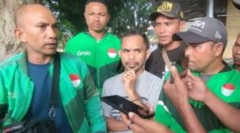 Donatus Darso (tengah) saat memberikan keterangan kepada awak media usai melaporkan dugaan penganiayaan yang dialaminya di Mapolres Manggarai Barat, Senin (13/4/2026). Foto: Rino/GBRNews.id