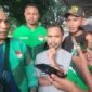Donatus Darso (tengah) saat memberikan keterangan kepada awak media usai melaporkan dugaan penganiayaan yang dialaminya di Mapolres Manggarai Barat, Senin (13/4/2026). Foto: Rino/GBRNews.id