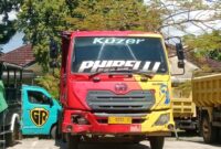 Truk dengan nomor polisi L 8353 UZ yang diduga terlibat dalam lakalantas di kawasan SPBU Merombok kini telah diamankan di halaman Satlantas Polres Manggarai Barat. [Foto Rino/GBRNews.id]