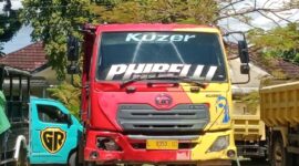 Truk dengan nomor polisi L 8353 UZ yang diduga terlibat dalam lakalantas di kawasan SPBU Merombok kini telah diamankan di halaman Satlantas Polres Manggarai Barat. [Foto Rino/GBRNews.id]