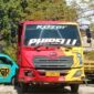 Truk dengan nomor polisi L 8353 UZ yang diduga terlibat dalam lakalantas di kawasan SPBU Merombok kini telah diamankan di halaman Satlantas Polres Manggarai Barat. [Foto Rino/GBRNews.id]
