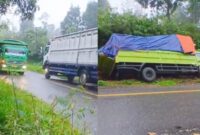 Sebuah truk bermuatan berat tujuan Ruteng terbalik dan masuk ke parit akibat jalan rusak dan bergelombang pada Senin (18/5/2026) sore. 