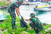 Anggota Kodim 1630/Manggarai Barat saat melakukan aksi bersih di kawasan Pelabuhan Dermaga Marina Labuan Bajo, Selasa 19 Mei 2026.
