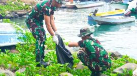 Anggota Kodim 1630/Manggarai Barat saat melakukan aksi bersih di kawasan Pelabuhan Dermaga Marina Labuan Bajo, Selasa 19 Mei 2026.