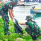 Anggota Kodim 1630/Manggarai Barat saat melakukan aksi bersih di kawasan Pelabuhan Dermaga Marina Labuan Bajo, Selasa 19 Mei 2026.