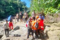 Tim gabungan berhasil evakuasi kedua korban. Dok. Humas Polres Mabar