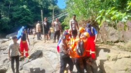 Tim gabungan berhasil evakuasi kedua korban. Dok. Humas Polres Mabar