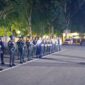 Personel Polres Manggarai Barat bersama Batalyon B Pelopor Satuan Brimob Polda NTT menggelar patroli gabungan skala besar dengan menurunkan armada taktis dan pasukan bersenjata lengkap di sejumlah titik rawan Kota Labuan Bajo, Minggu (24/5/2026) malam. Dok. Humas Polres Mabar
