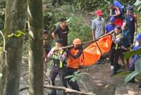 Proses evakuasi kedua korban oleh Tim Gabungan. Dok. Humas Polres Mabar