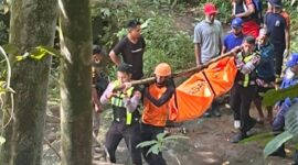 Proses evakuasi kedua korban oleh Tim Gabungan. Dok. Humas Polres Mabar
