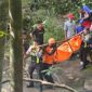 Proses evakuasi kedua korban oleh Tim Gabungan. Dok. Humas Polres Mabar