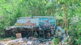 Kondisi truk Mitra Jaya usai terjun ke jurang di tanjakan Wae Nengke, Manggarai Barat. Dok. Polsek Lembor