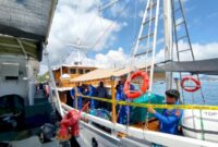 Ditpolairud Polda NTT memasang garis polisi (police line) pada KM Pasole di Perairan Labuan Bajo terkait penyelidikan dugaan penyalahgunaan BBM subsidi.