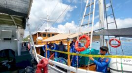 Ditpolairud Polda NTT memasang garis polisi (police line) pada KM Pasole di Perairan Labuan Bajo terkait penyelidikan dugaan penyalahgunaan BBM subsidi.