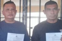 Kanit Paminal Polres Manggarai Timur Aipda Djefri Loudoe (kiri) dan Komandan Kompi 4 Batalion B Pelopor Satbrimob Polda NTT Iptu Herman Pati Bean (kanan) ditahan di Mapolda NTT. (Dok. Polda NTT)