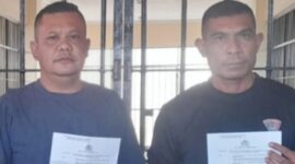 Kanit Paminal Polres Manggarai Timur Aipda Djefri Loudoe (kiri) dan Komandan Kompi 4 Batalion B Pelopor Satbrimob Polda NTT Iptu Herman Pati Bean (kanan) ditahan di Mapolda NTT. (Dok. Polda NTT)