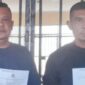 Kanit Paminal Polres Manggarai Timur Aipda Djefri Loudoe (kiri) dan Komandan Kompi 4 Batalion B Pelopor Satbrimob Polda NTT Iptu Herman Pati Bean (kanan) ditahan di Mapolda NTT. (Dok. Polda NTT)