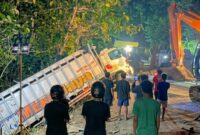 Truk ekspedisi Mitra Jaya yang terjun ke jurang di tanjakan ekstrem Wae Nengke, Desa Siru, Kecamatan Lembor, Kabupaten Manggarai Barat, akhirnya berhasil dilakukan, Kamis (14/4/2026) sekitar pukul 20.00 Wita.
