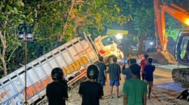 Truk ekspedisi Mitra Jaya yang terjun ke jurang di tanjakan ekstrem Wae Nengke, Desa Siru, Kecamatan Lembor, Kabupaten Manggarai Barat, akhirnya berhasil dilakukan, Kamis (14/4/2026) sekitar pukul 20.00 Wita.
