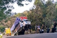 Mini truk bernomor polisi AD 8063 AE dilaporkan gagal menaklukkan tanjakan tajam di dekat Gereja Santa Theresia Lisieux Longgo, RT 005, Dusun Cuka. Akibatnya, bagian depan kendaraan terangkat tinggi hingga nyaris tegak lurus atau dikenal dengan istilah standing.
