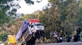 Mini truk bernomor polisi AD 8063 AE dilaporkan gagal menaklukkan tanjakan tajam di dekat Gereja Santa Theresia Lisieux Longgo, RT 005, Dusun Cuka. Akibatnya, bagian depan kendaraan terangkat tinggi hingga nyaris tegak lurus atau dikenal dengan istilah standing.