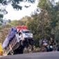 Mini truk bernomor polisi AD 8063 AE dilaporkan gagal menaklukkan tanjakan tajam di dekat Gereja Santa Theresia Lisieux Longgo, RT 005, Dusun Cuka. Akibatnya, bagian depan kendaraan terangkat tinggi hingga nyaris tegak lurus atau dikenal dengan istilah standing.