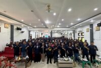 Ketua DPW Partai NasDem Provinsi NTT, Edistasius Endi (tengah) berfoto bersama usai pelantikan pengurus Partai NasDem wilayah pesisir dan kepulauan Kabupaten Manggarai Barat di Labuan Bajo, Kamis (21/5/2026). Foto: Rino/GBRNews.id