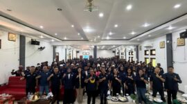 Ketua DPW Partai NasDem Provinsi NTT, Edistasius Endi (tengah) berfoto bersama usai pelantikan pengurus Partai NasDem wilayah pesisir dan kepulauan Kabupaten Manggarai Barat di Labuan Bajo, Kamis (21/5/2026). Foto: Rino/GBRNews.id