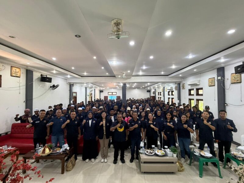 Ketua DPW Partai NasDem Provinsi NTT, Edistasius Endi (tengah) berfoto bersama usai pelantikan pengurus Partai NasDem wilayah pesisir dan kepulauan Kabupaten Manggarai Barat di Labuan Bajo, Kamis (21/5/2026). Foto: Rino/GBRNews.id