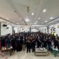 Ketua DPW Partai NasDem Provinsi NTT, Edistasius Endi (tengah) berfoto bersama usai pelantikan pengurus Partai NasDem wilayah pesisir dan kepulauan Kabupaten Manggarai Barat di Labuan Bajo, Kamis (21/5/2026). Foto: Rino/GBRNews.id