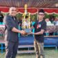 Ketua PSSI Manggarai Barat, Marianus Yono Jehanu atau yang akrab disapa Yono Jehanu, menyerahkan bantuan piala kepada Ketua Panitia Abdul Gani pada Turnamen Bola Voli Putra dan Putri Idul Adha Cup 1447 H yang berlangsung di Lapangan Soknar, Desa Golo Mori, Kecamatan Komodo, Kabupaten Manggarai Barat, Minggu (7/6/2026) sore. Foto Rino/GBRNews.id

