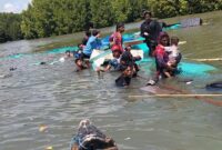 Suasana evakuasi penumpang, warga berhasil selamakan ibu dan balita. 